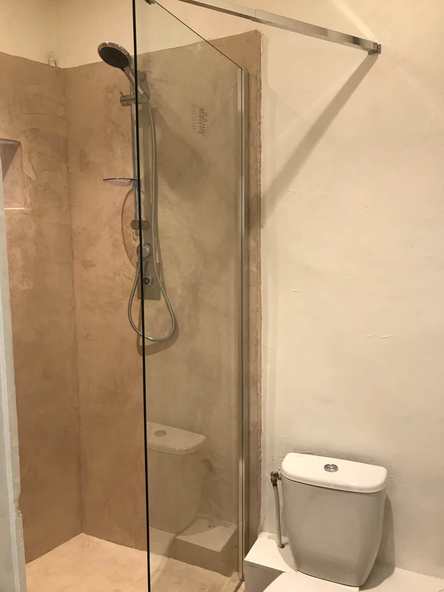 douche à l'italienne en béton ciré sur sol et murs en carrelage
