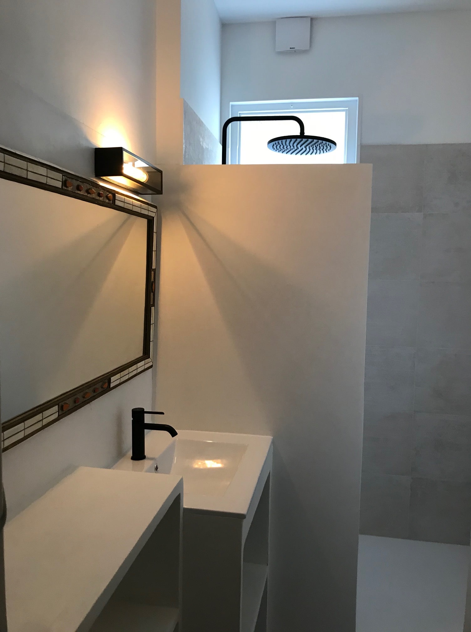 bac a douche en résine noir et paroi de douche fixe de baignoire