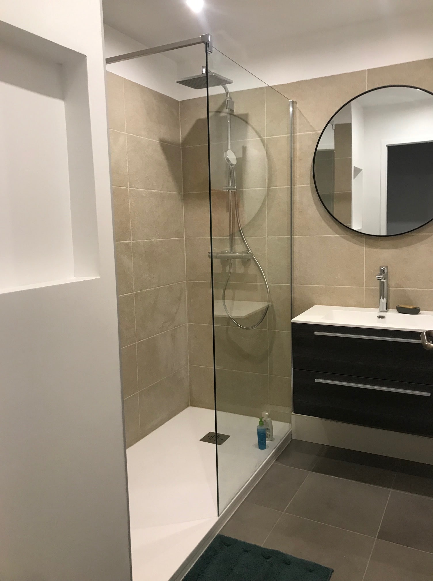 rénovation wc avec lave main et carrelage gris