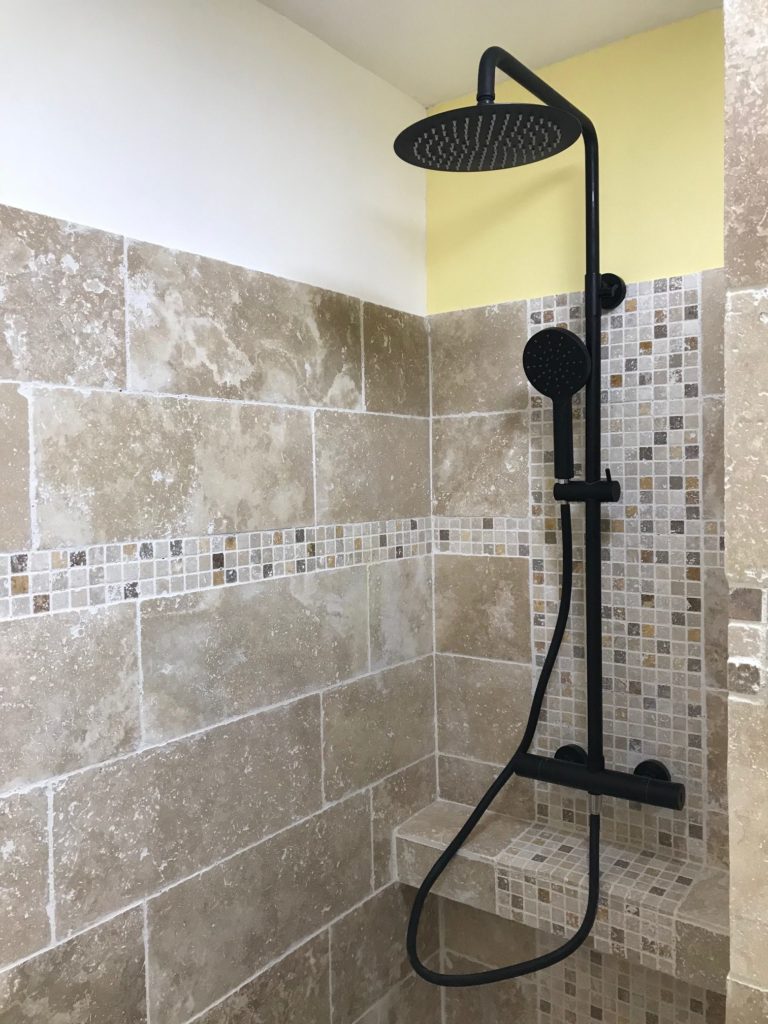 remplacement baignoire par douche à l'italienne sur-élevée