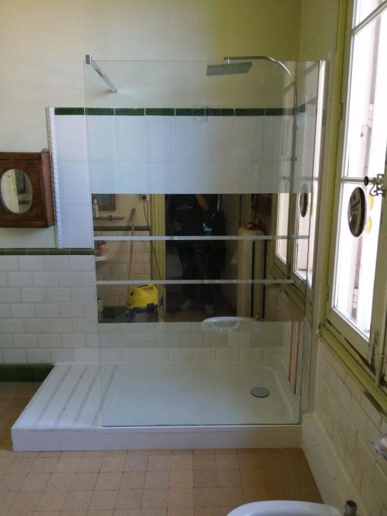 douche bac en résine blanc avec plagette anti-dérapante