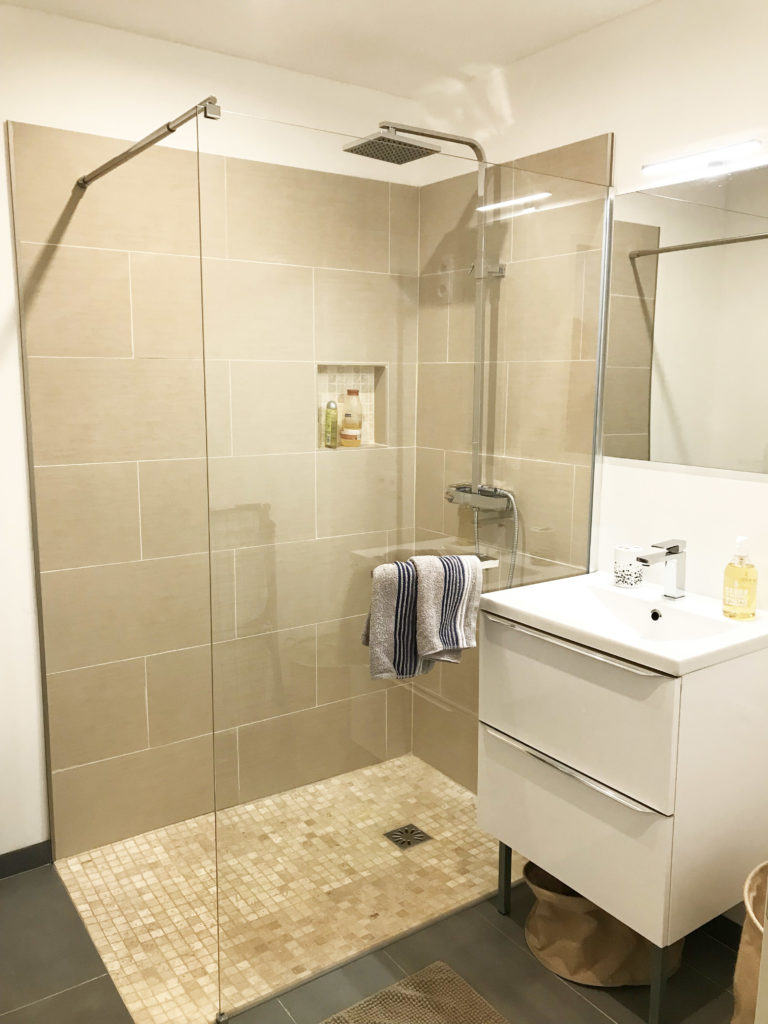 douche à l'italienne beige travertin